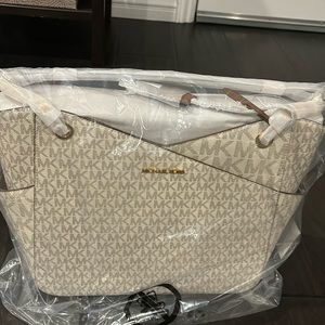 NWT-Michael Kors purse